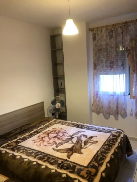Tirane, jepet me qera apartament 1+1+Ballkon Kati 3, 60 m² 400 € (Xhamllik)