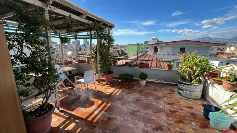Jepet me qera apartament 2+1, Kati 3 i nje shtepie private me tarrace, 550 €