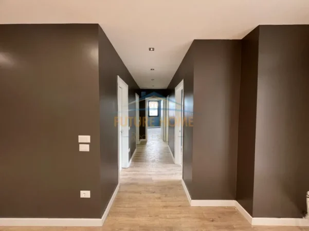 Tirane, jepet me qera apartament 3+1 Kati 4, 132 m² 800 € 