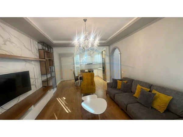 Tirane, jepet me qera apartament 3+1 Kati 5, 113 m² 850 € 