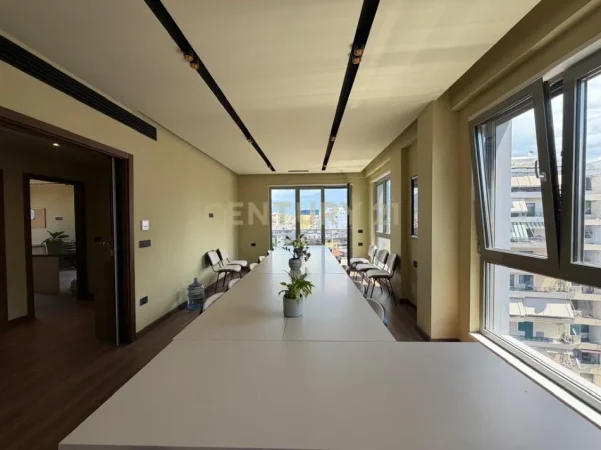 Tirane, jepet me qera Kati 7, 121 m² 1.800 € 