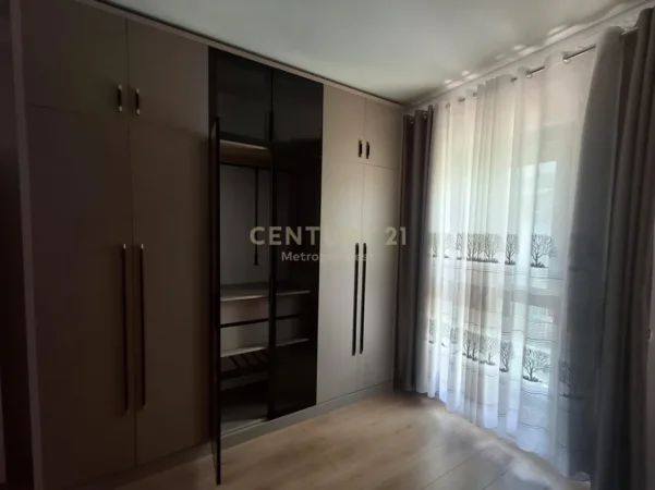 Tirane, jepet me qera apartament 1+1+Ballkon Kati 4, 76 m² 620 € 