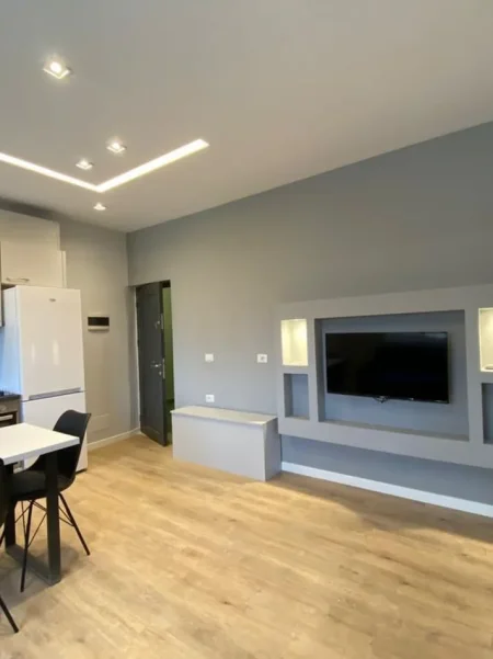 Tirane, jepet me qera apartament 1+1+Ballkon Kati 2, 65 m² 550 € (21 Dhjetori, Ing e Ndertimit)
