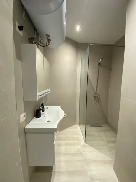 Tirane, jepet me qera apartament 1+1+Ballkon Kati 2, 65 m² 550 € (21 Dhjetori, Ing e Ndertimit)