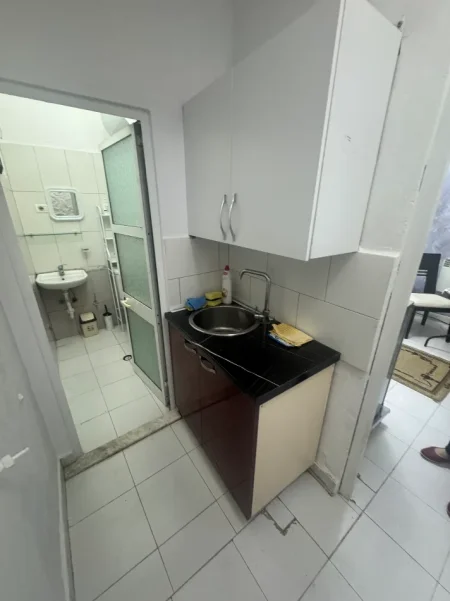 Tirane, jepet me qera garsonier Kati 1, 30 m² 360 € (Perballe Gjykates se Tiranes te Palma e Arte)