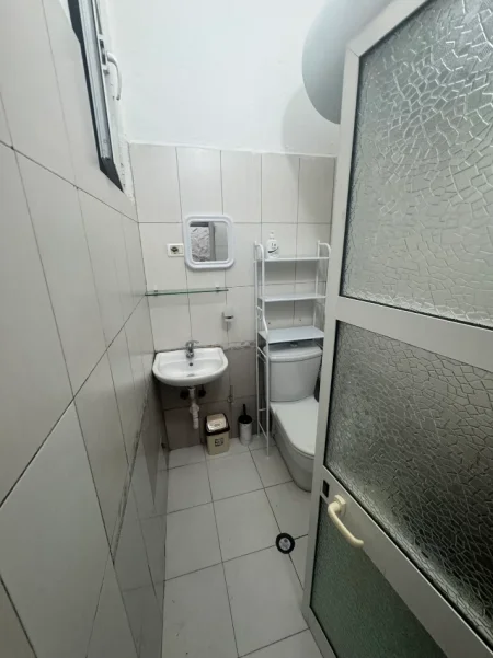 Tirane, jepet me qera garsonier Kati 1, 30 m² 360 € (Perballe Gjykates se Tiranes te Palma e Arte)