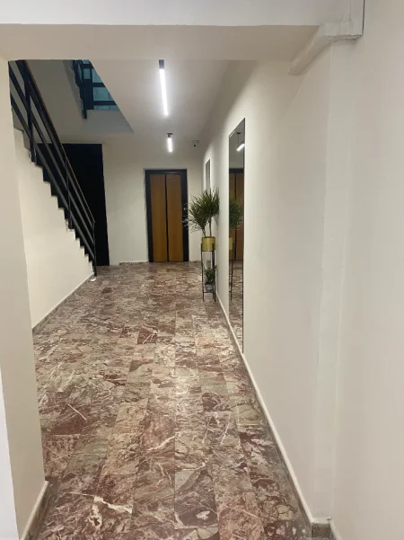 Tirane, jepet me qera apartament duplex Dublex Kati 3, 1.450 € (Rr. Nasi Pavllo (pallati Dulaku ngjitur me ambasaden amerikane))