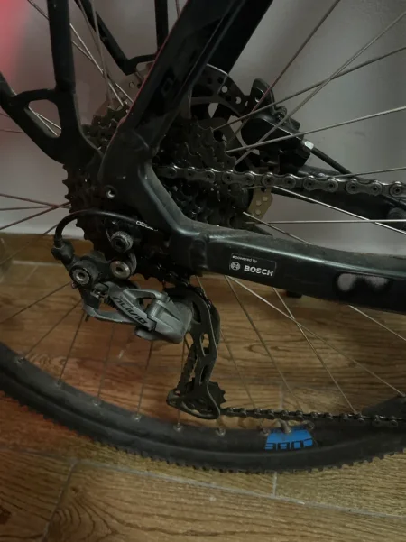 Tirane, shes biciklete elektrike Cube boch gri e erret 750 €