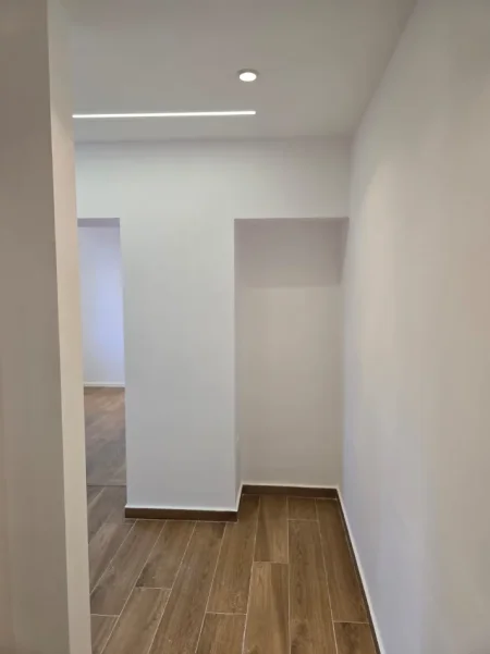 Tirane, shes garsonier Kati 1, 30 m² 83.000 € (Rr. 4 Deshmoret)