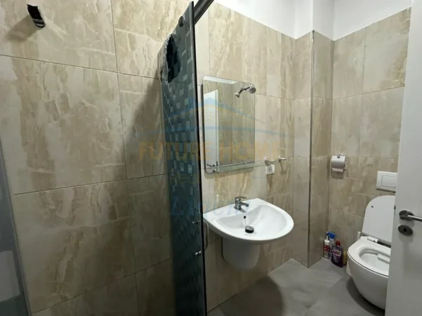 Tirane, jepet me qera apartament 2+1+Ballkon Kati 1, 120 m² 800 € (Liqeni i Thate)