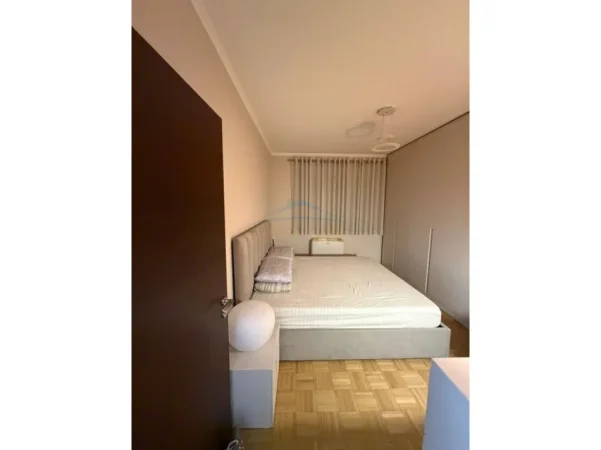 Tirane, jepet me qera apartament 2+1+Ballkon Kati 7, 105 m² 900 € (Sheshi Willson)