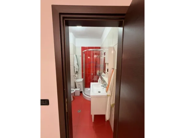 Tirane, jepet me qera apartament 2+1+Ballkon Kati 7, 105 m² 900 € (Sheshi Willson)