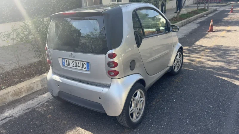Tirane, shes makine Smart Benzin, gri metalizato automatik Kondicioner 220.000 km 1.700 €