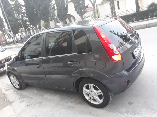 Tirane, shes makine Ford Nafte, gri e erret manuale Kondicioner 200.000 km 1.800 €