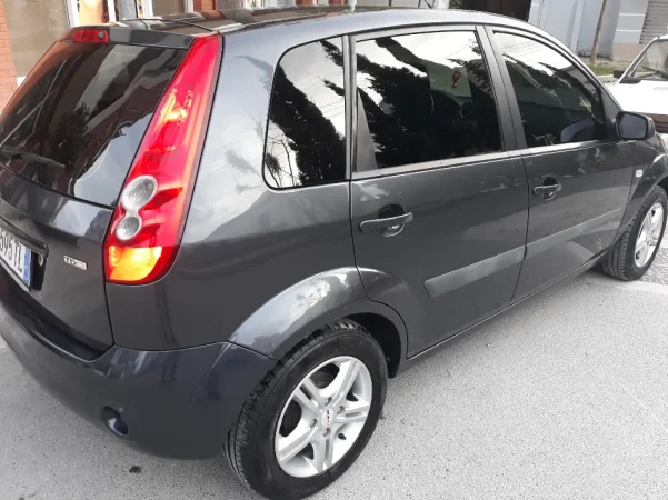 Tirane, shes makine Ford Nafte, gri e erret manuale Kondicioner 200.000 km 1.800 €