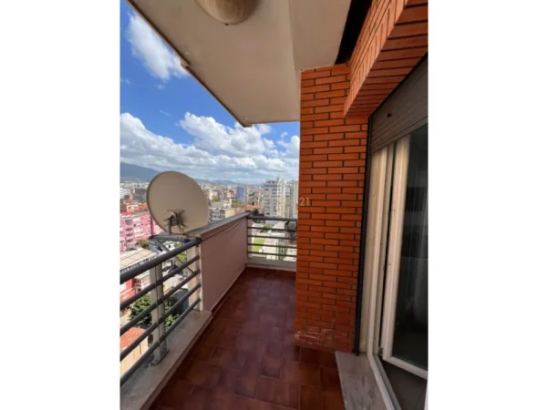 Tirane, jepet me qera apartament 2+1 Kati 10, 93 m² 1.000 € (rruga e barrikadave)