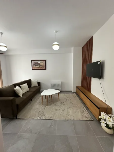 Tirane, jepet me qera apartament 1+1 , 500 € (kompleksi Aura laprake)