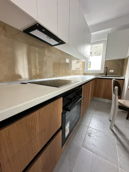 Tirane, jepet me qera apartament 1+1 , 500 € (kompleksi Aura laprake)