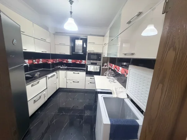 Tirane, jepet me qera apartament 2+1 Kati 6, 110 m² 850 € 