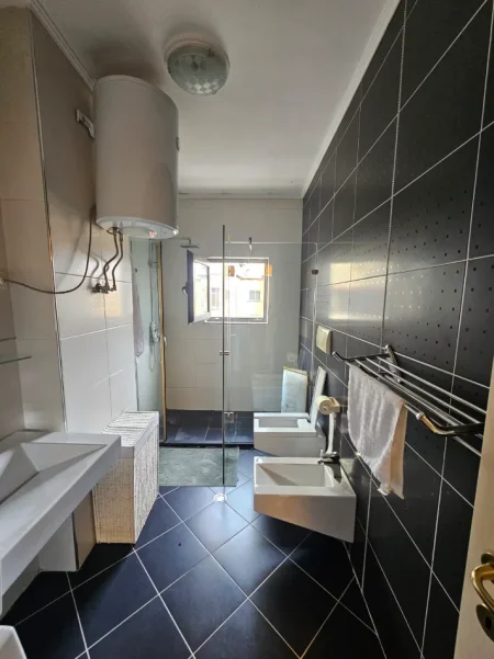 Tirane, jepet me qera apartament 2+1 Kati 4, 130 m² 1.200 € 