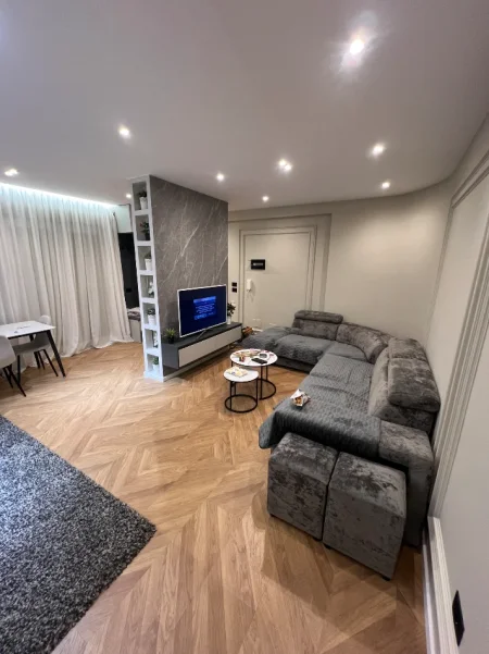 Tirane, jepet me qera nga Pronari, pa-komision apartament luksoz 1+1+Aneks+Ballkon Kati 1, 72 m² 65.000 leke