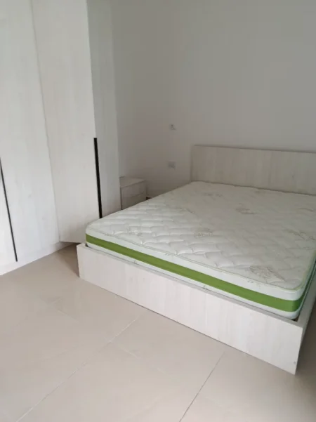 Tirane, jepet me qera apartament 1+1+Ballkon Kati 4, 90 m² 300 € (Rruga Gramozi)