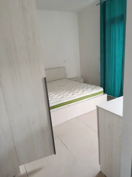 Tirane, jepet me qera apartament 1+1+Ballkon Kati 4, 90 m² 300 € (Rruga Gramozi)