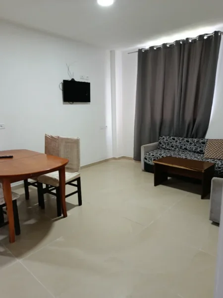 Tirane, jepet me qera apartament 1+1+Ballkon Kati 4, 90 m² 300 € (Rruga Gramozi)
