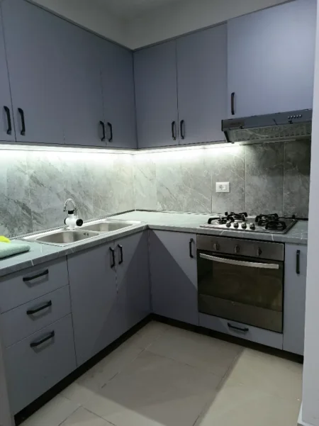 Tirane, jepet me qera apartament 1+1+Ballkon Kati 4, 90 m² 300 € (Rruga Gramozi)
