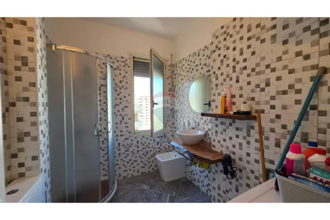 Vlore - Lungomare, shitet apartament 2+1 Kati 10, 110 m² (Rruga Cameria, Lungomare, Vlore)