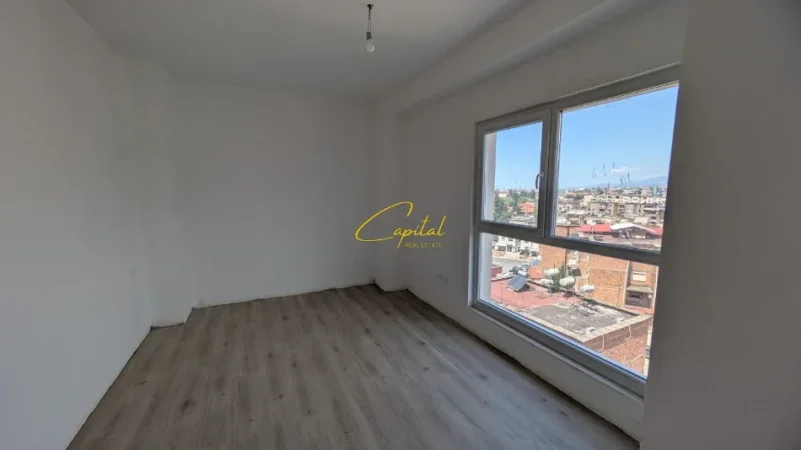 Tirane, jepet me qera zyre Kati 5, 118 m² 550 € (LAPRAKE)