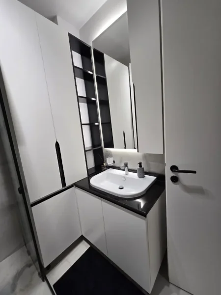 Tirane, jepet me qera apartament 2+1 , 1.100 € (Rezidenca Kurora)