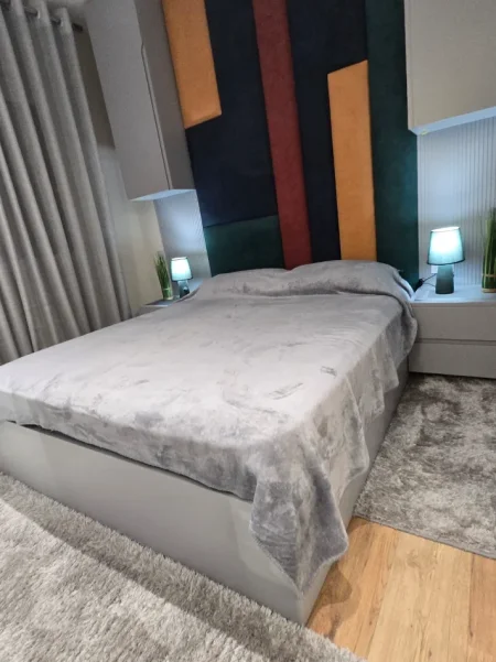 Tirane, jepet me qera apartament 2+1 , 1.100 € (Rezidenca Kurora)