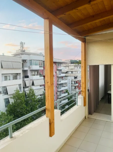 Tirane, jepet me qera apartament 2+1+Blk,500 mij lek restorant Kledi, astir.