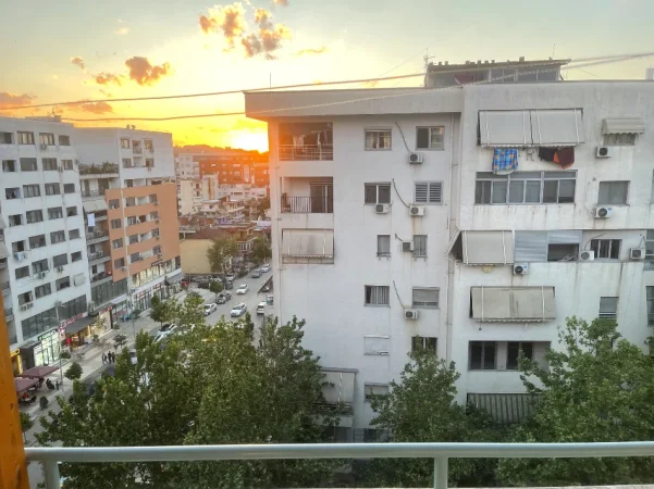 Tirane, jepet me qera apartament 2+1+Blk,500 mij lek restorant Kledi, astir.