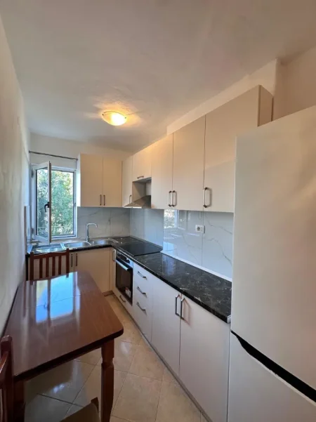 Tirane, shitet apartament 1+1 Kati 3, 59 m² 82.000 € (Kombinat)