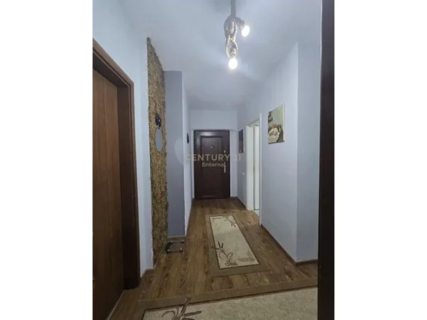 Tirane, jepet me qera apartament 2+1 Kati 4, 92 m² 450 € 