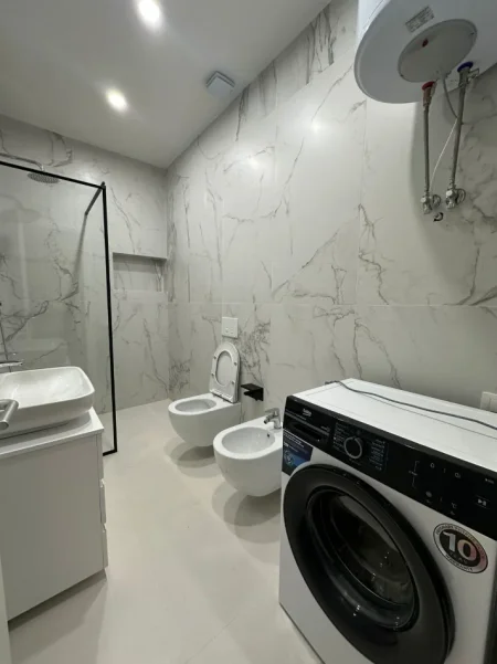 Tirane, jepet me qera apartament 1+1+Ballkon Kati 3, 64 m² 630 € (Bulevardi i Ri)