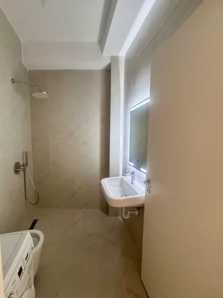 Tirane, jepet me qera apartament 1+1+Ballkon Kati 7, 50 m² 430 € (Rruga Pasho Hysa/Rezidenca Kaimi)
