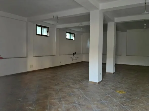 Tirane, jepet me qera magazine Kati 0, 100 m² 520 € (OXHAKU)