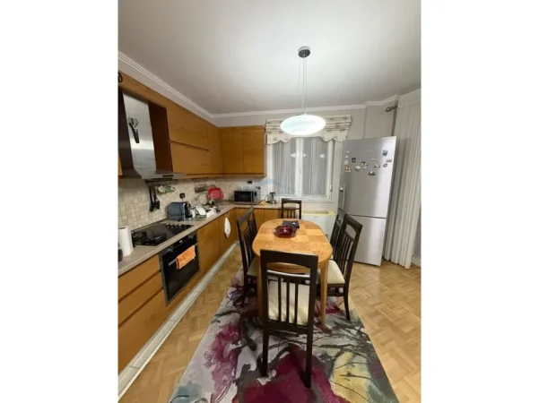 Tirane, jepet me qera apartament 2+1 Kati 7, 105 m² 900 € (Sheshi Willson)