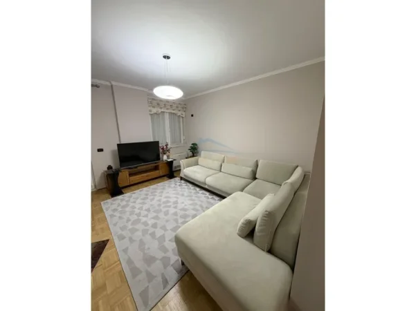 Tirane, jepet me qera apartament 2+1 Kati 7, 105 m² 900 € (Sheshi Willson)