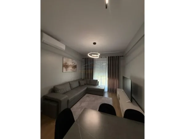 Tirane, jepet me qera apartament 1+1 Kati 3, 53 m² 450 € (fresk)