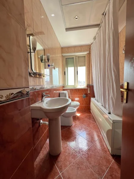 Tirane, jepet me qera apartament 2+1 Kati 8, 105 m² 650 € (Don Bosko)