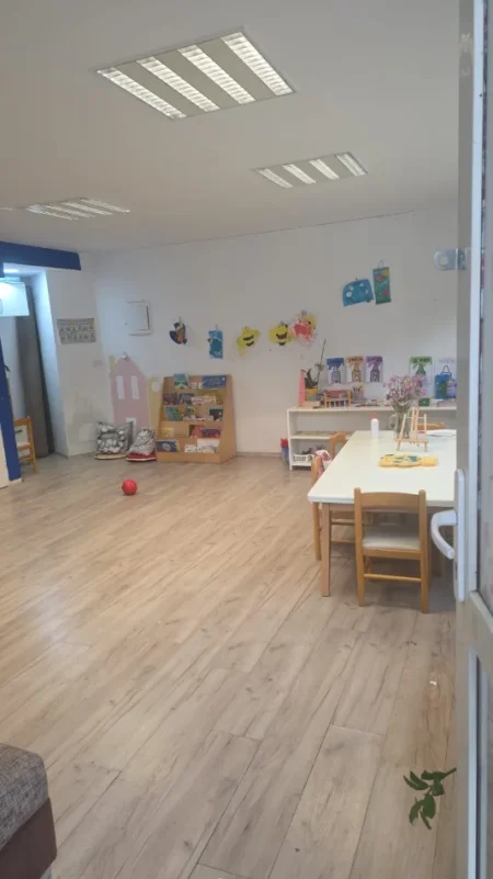 Tirane, jepet me qera apartament duplex Dublex Kati 1, 800 € 