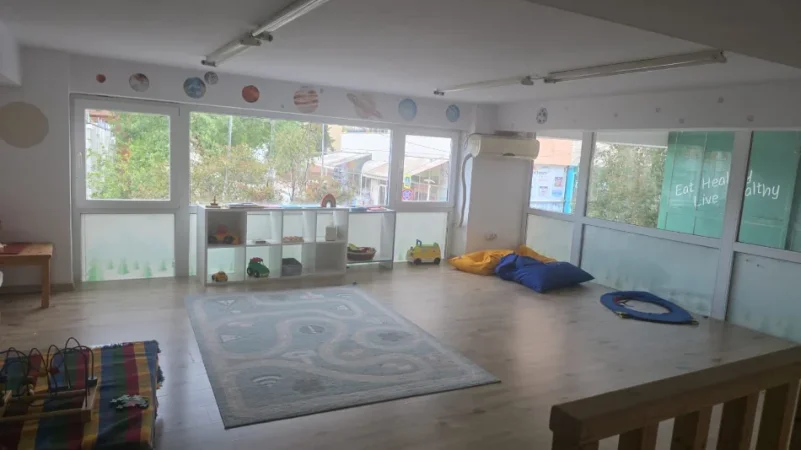Tirane, jepet me qera apartament duplex Dublex Kati 1, 800 € 