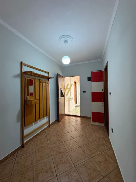 Tirane, jepet me qera apartament 1+1+Ballkon Kati 2, 65 m² 470 € (LAPRAKE)