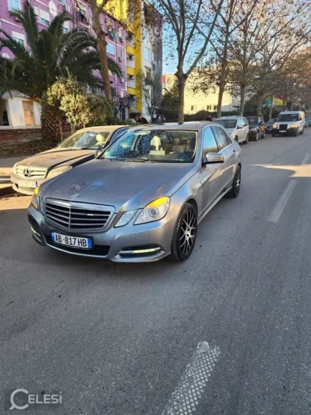 Tirane, shes makine Mercedes-Benz E-Class 350 Avantgarde Nafte, gri metalizato automatik Kondicioner 200.000 km 7.500 €