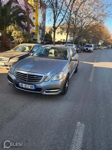 Tirane, shes makine Mercedes-Benz E-Class 350 Avantgarde Nafte, gri metalizato automatik Kondicioner 200.000 km 7.500 €