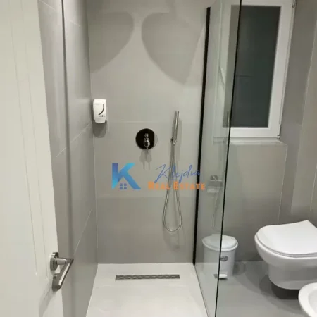 Tirane, jap me qera apartament 1+1+Ballkon Kati 3, 55 m² 570 € (Bulevardi Zogu I)